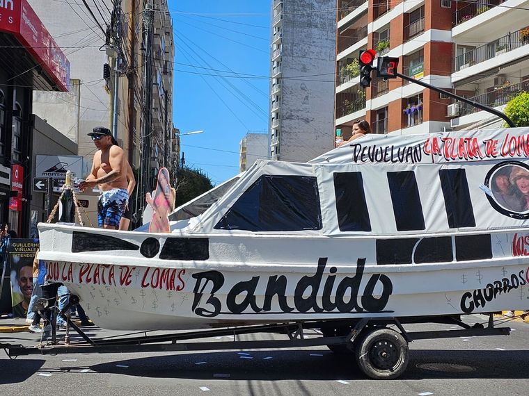 El yate de cartón en el cual se pasearon los vecinos Foto: Twitter