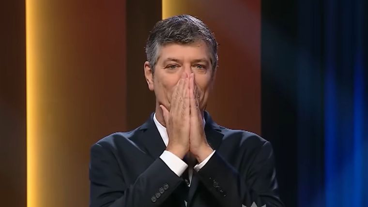 El presentador permanece en silencio. El presentador permanece en silencio.