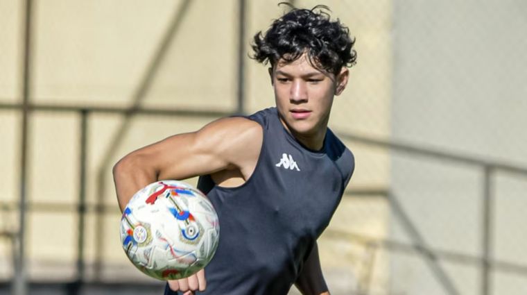 Santiago Galeano tiene 13 años y fue promovido al plantel profesional de Nacional de Paraguay