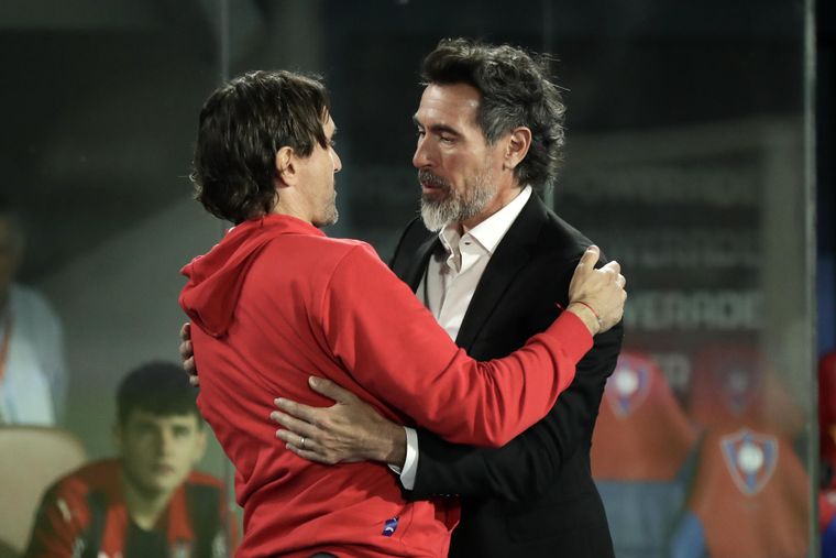 Eduardo Domínguez junto a Diego Martínez, DT de Cerro Porteño. Eduardo Domínguez junto a Diego Martínez, DT de Cerro Porteño.