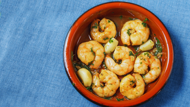 Esta receta de gambas al ajillo nació como una tapa popular para aprovechar ingredientes básicos como ajo, aceite y guindilla. Esta receta de gambas al ajillo nació como una tapa popular para aprovechar ingredientes básicos como ajo, aceite y guindilla.