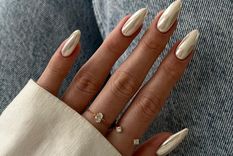 Haz brillar a tus uñas con la manicura cromada Foto: Hypebae