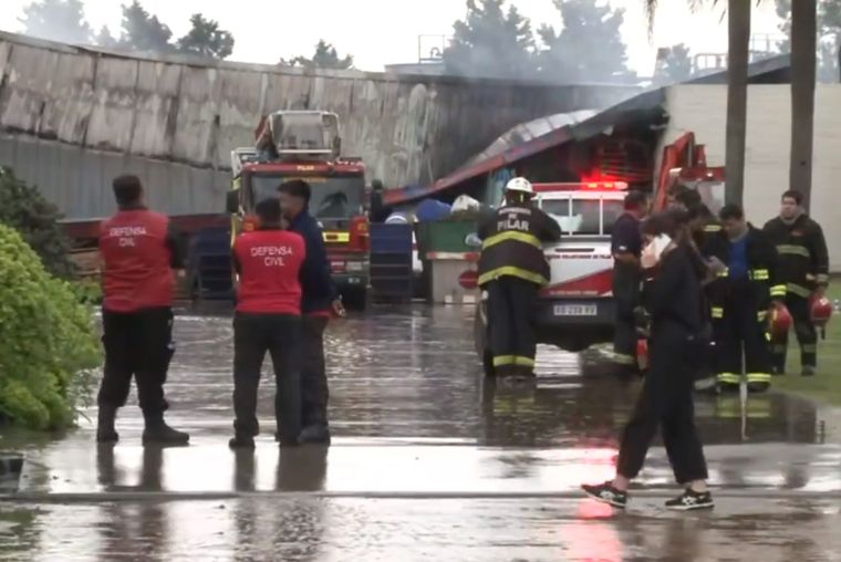 Más de 30 dotaciones de bomberos trabajaron en sofocar el incendio en una fábrica de Pilar. Foto: Captura de video