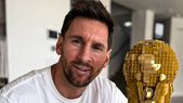Lionel Messi posó con una Copa del Mundo hecha por Legos. Lionel Messi posó con una Copa del Mundo hecha por Legos.