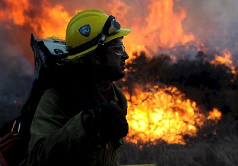Los bomberos luchan contra el fuego que avanza sobre California. Foto: EFE
