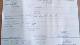 Así luce la multa falsa que los estafadores dejan. Así luce la multa falsa que los estafadores dejan.