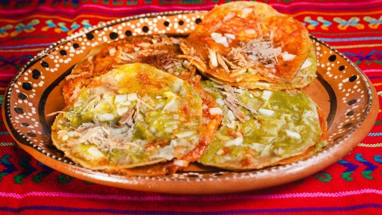 Unas deliciosas chalupas con ensalada de nopales siempre son bienvenidas para cualquier ocasión