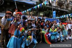con gran cantidad de publico ya largo el festival artistico en la plaza de mayo