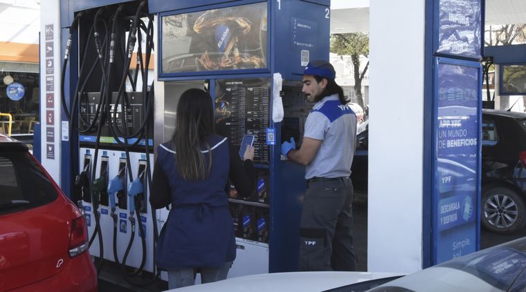 YPF fijó nuevos precios para las naftas en todo el país Foto: Rodrigo DAngelo / MDZ