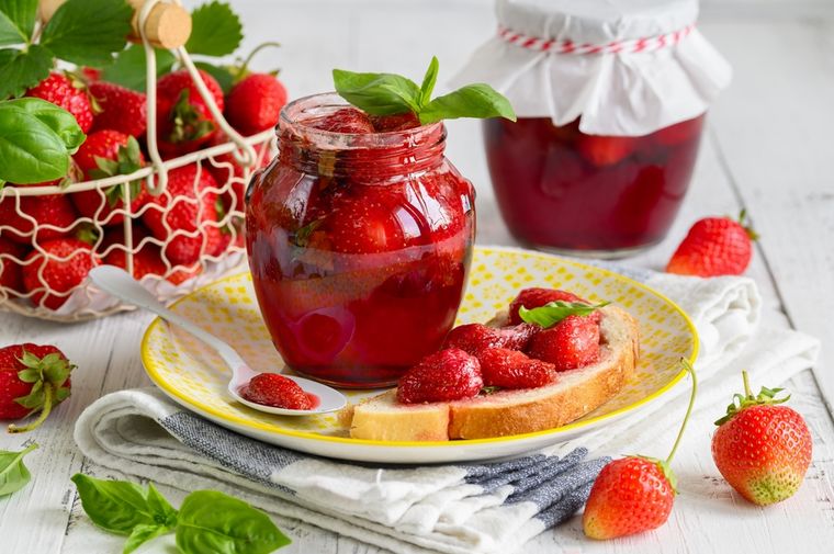 Receta gourmet de mermelada de frutilla y albahaca una combinación que pasará a ser tu favorita.
