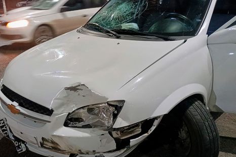 Así quedó el Chevrolet Corsa tras el accidente en el Acceso Sur.&nbsp;
