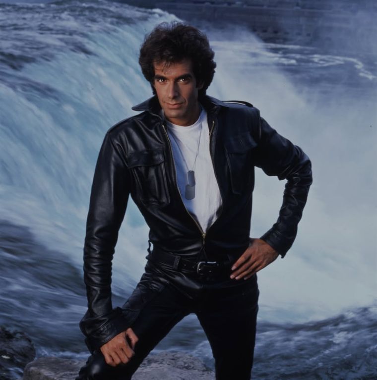 David Copperfield, el ilusionista que intentó conquistar a la modelo en una noche de fiesta. David Copperfield, el ilusionista que intentó conquistar a la modelo en una noche de fiesta.