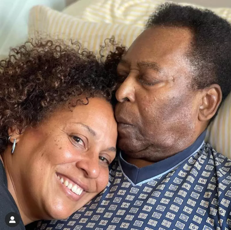 Pelé, con su hija. Foto: Twitter