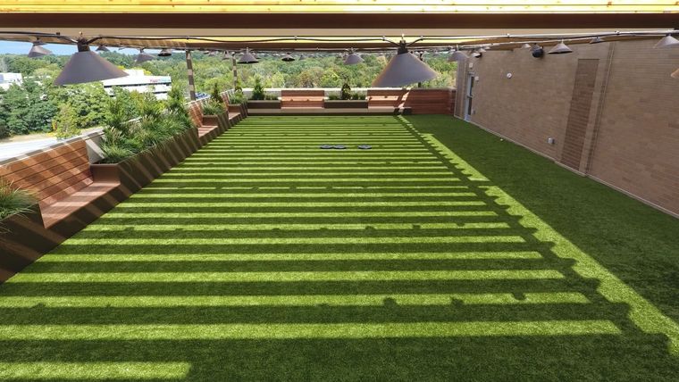 Foto: New England Turf Store - https://newenglandturfstore.com/wp-content/uploads/2020/05/commercial-rooftop-top-lifetime-fitness.jpg