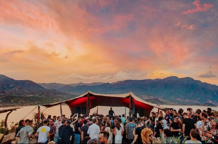 Cada vez más grupos de jóvenes turistas buscan diversión en Mendoza. Foto: Las Palapas