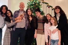 Bruce Willis junto a sus cinco hijas, además de su ex Demi Moore y su actual Emma Heming (Foto: @demimoore)
