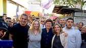 Karina Milei y Martín Menem en una recorrida con el candidato a gobernador de La Libertad Avanza en Corrientes, Lisandro Almirón. Karina Milei y Martín Menem en una recorrida con el candidato a gobernador de La Libertad Avanza en Corrientes, Lisandro Almirón.