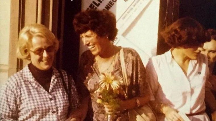 Feliza Burstzyn (centro de la foto) se volvió una de las escultoras colombianas más reconocidas del siglo XX por sus obras metálicas y en algunos casos en movimiento. Foto: bbc