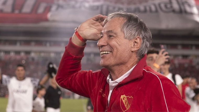 Ariel Holan asumirá un importante desafío en su carrera deportiva. Foto: Instagram @arielholanok