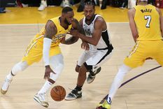 LeBron James y Kawhi Leonard. EFE Foto: EFE