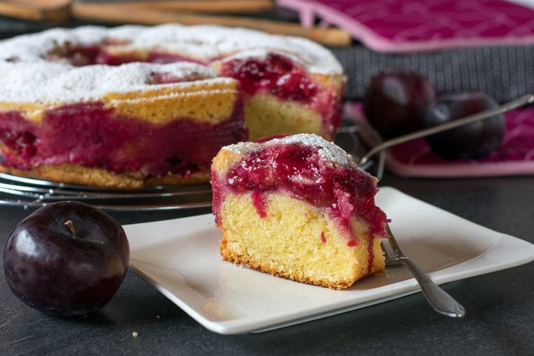 La canela es una especia tradicional que se usa en esta receta para realzar el aroma y sabor del pastel de ciruela. La canela es una especia tradicional que se usa en esta receta para realzar el aroma y sabor del pastel de ciruela.