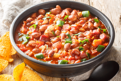 MDZol | Esta receta se asocia con reuniones familiares y asados, donde se sirve como guarnición infaltable, representando la unión y el sabor de la cocina mexicana tradicional.