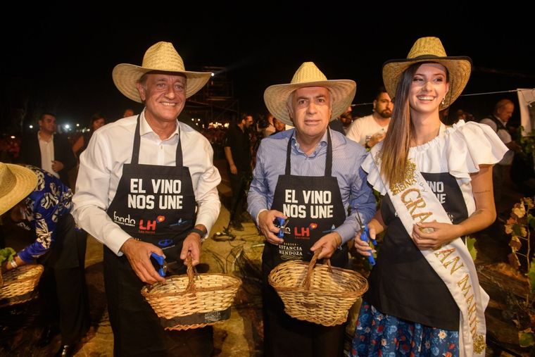 Suarez y Cornejo estuvieron presentes en el evento que se llevó a cabo en los viñedos del Aeropuerto Foto: Twitter