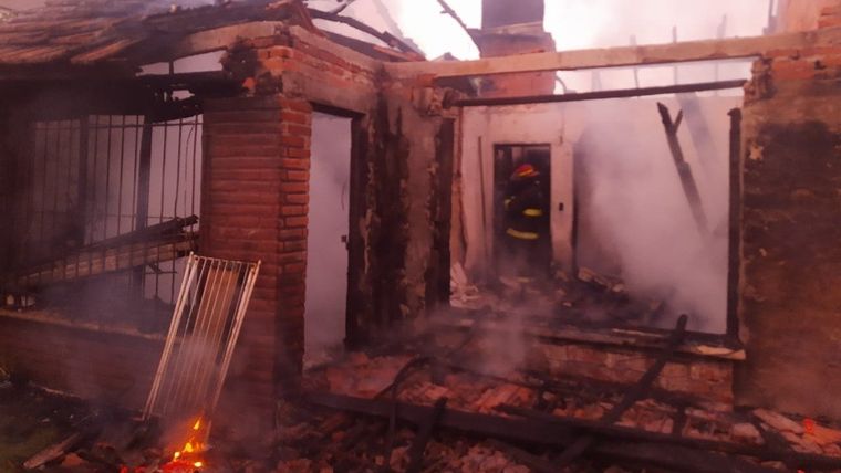La mujer quedó atrapada por el incendio y murió calcinada en su habitación