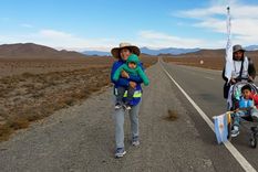 Durante 4 días Martina y Jorge caminaron con sus hijos para agradecer el milagro que cambió sus vidas.