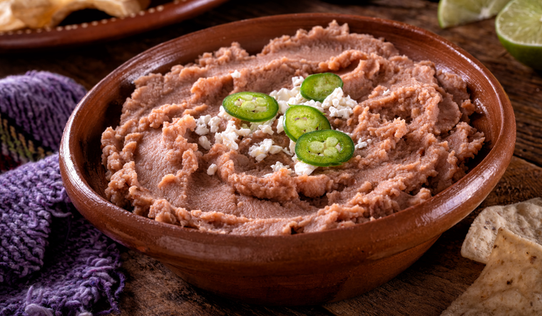 En M&eacute;xico, cada regi&oacute;n tiene su propia versi&oacute;n de la receta, variando la grasa utilizada entre manteca de cerdo, aceite o incluso mantequilla.