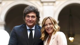 Javier Milei junto a Giorgia Meloni durante su encuentro en Roma en el marco de la firma del memorándum entre YPF y ENI para exportar GNL de Vaca Muerta.