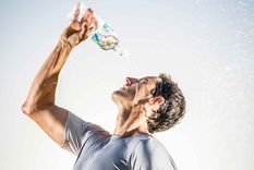 agua y ropas claras, claves para evadir el golpe de calor