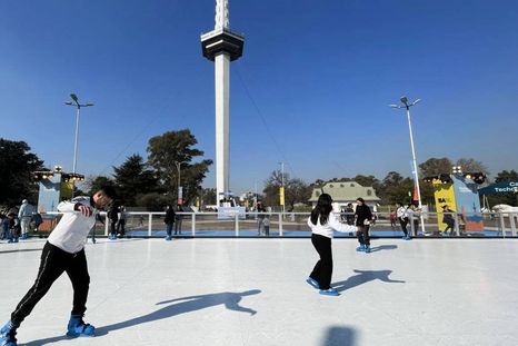 El parque tiene varios accesos peatonales y vehiculares, además de estacionamiento gratuito. El parque tiene varios accesos peatonales y vehiculares, además de estacionamiento gratuito.