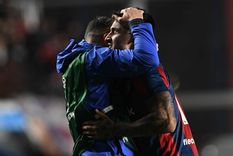 Adam Bareiro celebra el gol definitivo en el Pedro Bidegain. Foto: Télam Adam Bareiro celebra el gol definitivo en el Pedro Bidegain. Foto: Télam
