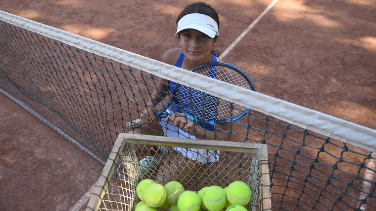 Entre el colegio y el club, Juana arma sus días con la convicción de quien sabe lo que quiere. Entre el colegio y el club, Juana arma sus días con la convicción de quien sabe lo que quiere.
