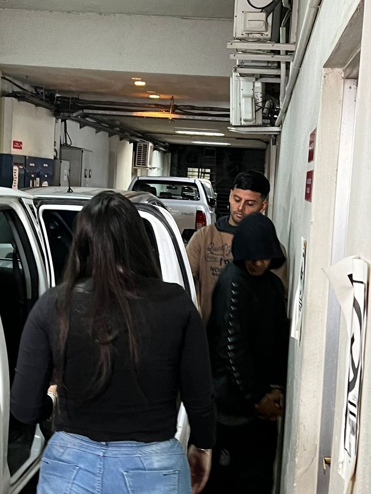 Uno de los detenidos, Gustavo Oregon, tras retirarse del Ministerio Público Fiscal Foto: MDZ