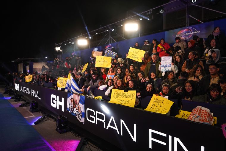 El color del público y los fans de Santiago Algorta. Foto: RS Fotos. El color del público y los fans de Santiago Algorta. Foto: RS Fotos.