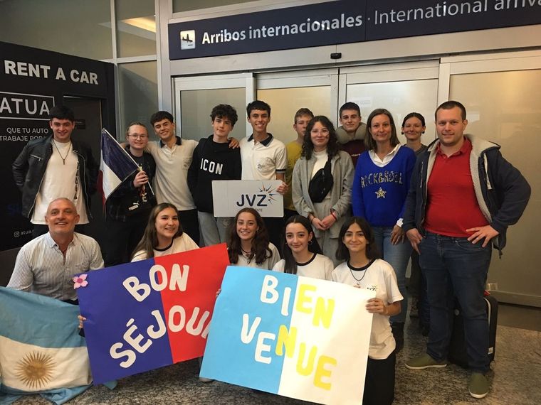 Los estudiantes de la escuela José Vicente Zapata recibieron a pares de Francia para intercambiar conocimientos y ampliar su mirada cultural. Foto: Gentileza