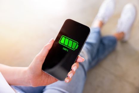 Los nuevos teléfonos inteligentes priorizan la autonomía con celdas de energía masivas. Los nuevos teléfonos inteligentes priorizan la autonomía con celdas de energía masivas.