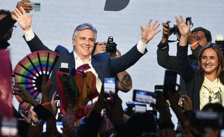 El gobernador electo de Córdoba, Martín Llaryora, pidio que Dios ilumine a Milei” Foto: Télam