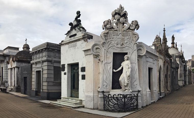 Cementerio de la Recoleta, el lugar más embrujado del mundo. Cementerio de la Recoleta, el lugar más embrujado del mundo.