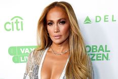 Jennifer Lopez es la nueva cara de la campaña de primera de Coach. Foto: People -  https://static.onecms.io/wp-content/uploads/sites/20/2021/06/08/jennifer-lopez.jpg