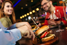 Un relevamiento privado realizado a nivel nacional mostró que 8 de cada 10 hogares redujeron las salidas a restaurantes.