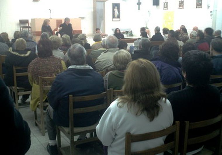 Vecinos de la madre de Madoff, reunidos en la parroquia del barrio Champagnat. Foto: MDZ