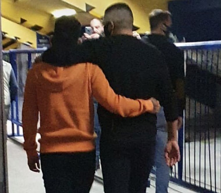 Tevez y Román se van abrazados.