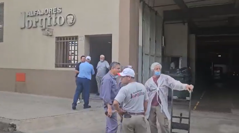 El incendio se produjo en el inmueble ubicado en 33 orientales y Las Casas Foto: X @NoticiasArgentinas