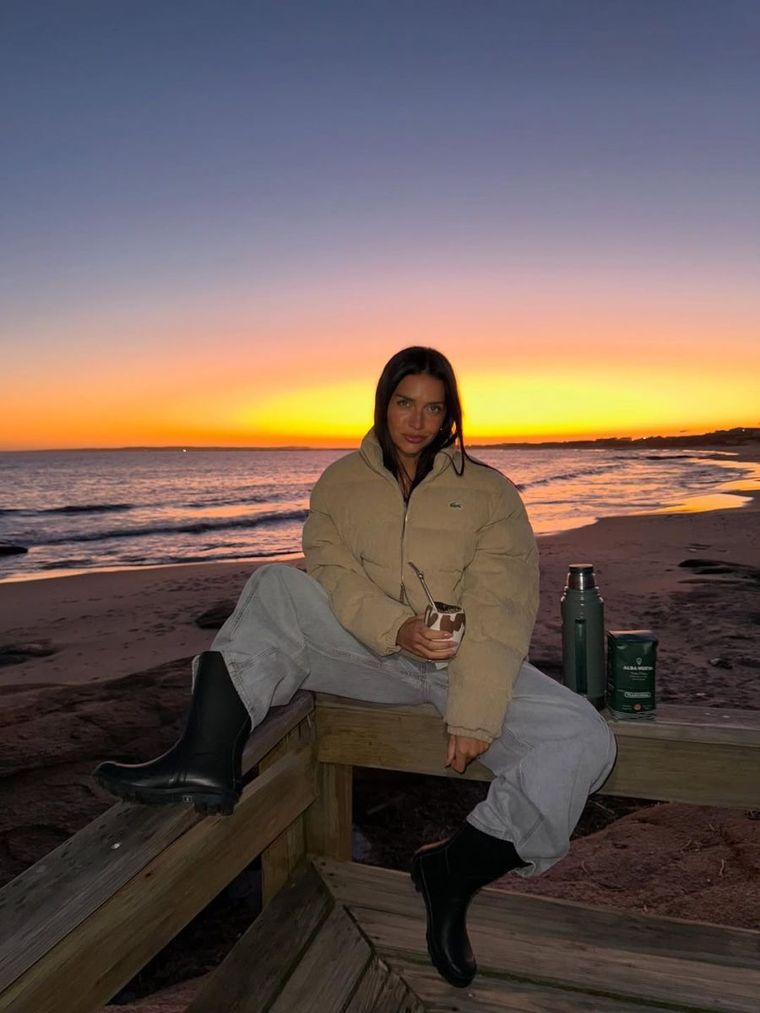 Un look casual para un atardecer fresco frente al mar. Un look casual para un atardecer fresco frente al mar.