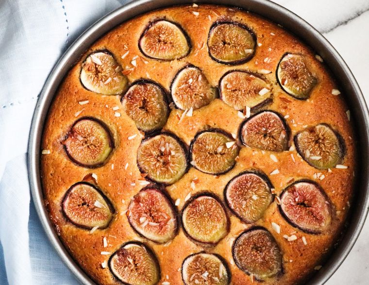 Admira este delicioso bizcocho de higos, perfecto para compartir con tus seres queridos