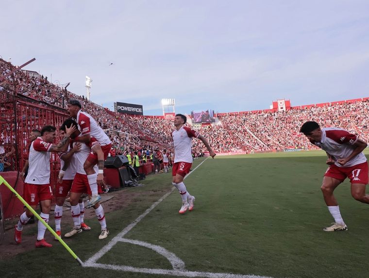 El festejo desaforado del Globo y sus hinchas en un estadio Tomás A. Ducó explotado de público. Foto: FotoBaires