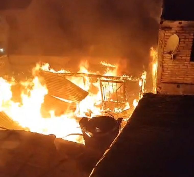 Un incendio consumió una vivienda y una menor debió ser asistida.